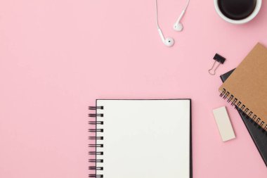 Modern ofis resepsiyon çalışma alanı boş not defteri, kalem, kulaklık, kahve fincanı ve malzemeleri ile. Renk arka plan üzerinde yer kopyalayın. Üstten görünüm. Düz yatıyordu tarzı. Mockup