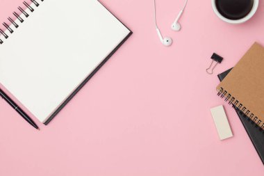 Modern ofis resepsiyon çalışma alanı boş not defteri, kalem, kulaklık, kahve fincanı ve malzemeleri ile. Renk arka plan üzerinde yer kopyalayın. Üstten görünüm. Düz yatıyordu tarzı. Mockup