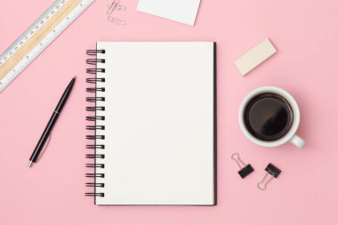 Modern ofis resepsiyon çalışma alanı boş not defteri, kalem, kahve fincanı ve malzemeleri ile. Renk arka plan üzerinde yer kopyalayın. Üstten görünüm. Düz yatıyordu tarzı. Mockup
