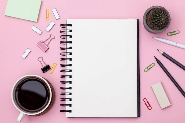 顶部查看工作区模型在粉红色的背景与笔记本 仙人掌 咖啡杯 剪辑和配件 — 图库照片