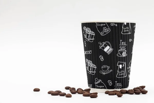 Wellpappentasse Für Kaffee Und Verstreute Kaffeebohnen Auf Weißem Hintergrund Getränkedose — Stockfoto
