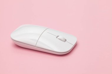 Beyaz kablosuz optik fare tekerlek üzerinde pembe bir arka plan ile. Modern kavram Internet web sitesi için. Giriş metin, görüntü ve logosu için boş alan. Mockup