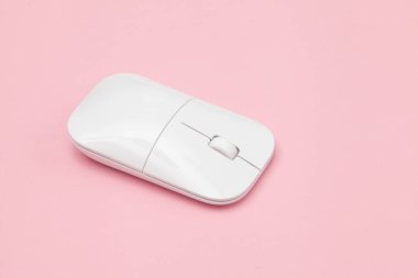 Beyaz kablosuz optik fare tekerlek üzerinde pembe bir arka plan ile. Modern kavram Internet web sitesi için. Giriş metin, görüntü ve logosu için boş alan. Mockup