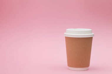 Pembe arka plan üzerinde beyaz kapaklı kağıt kahve kabı. Paket içecek kap konteyner. Tasarımınız için içecek fincan şablonu. Giriş metni, resim ve logo için boş alan. Renkli arka plan.