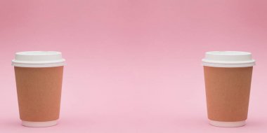 Pembe arka plan üzerinde beyaz kapaklı kağıt kahve kabı. Paket içecek kap konteyner. Tasarımınız için içecek fincan şablonu. Giriş metni, resim ve logo için boş alan. Renkli arka plan.