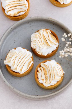 Krem şantili tart beyaz mermer mutfak masasına yakın.