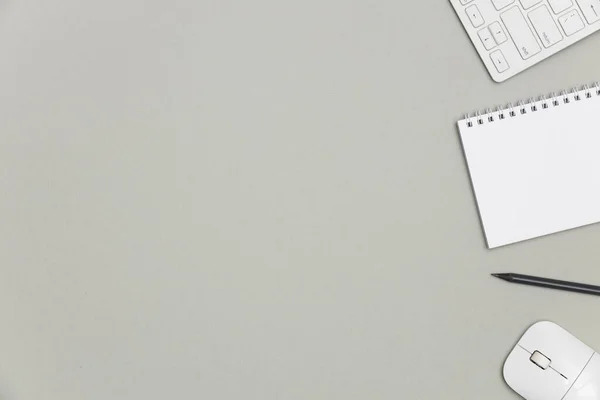 Üres Spirál Notebook Billentyűzet Kellékek Ceruza Szürke Háttérrel Felülnézeti Iroda Stock Kép