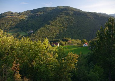Dağdan komşu dağ ve köyde Studenica Vadisi Nehri civarında Studenica Manastırı, Sırbistan için görüntüleyin