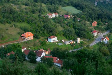 Görünümünden (yakın çekim) dağ köyü, otoyol ve trafo merkezi Studenica Vadisi nehir civarında Studenica Manastırı, Sırbistan