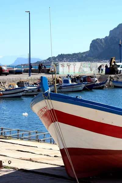 Leuke Vissersboten Sicilië Italië Met Blauwe Lucht Zee — Stockfoto