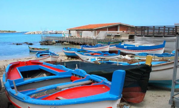 シチリア島のかわいい漁船 イタリア — ストック写真