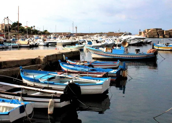 シチリア島のかわいい漁船 イタリア — ストック写真