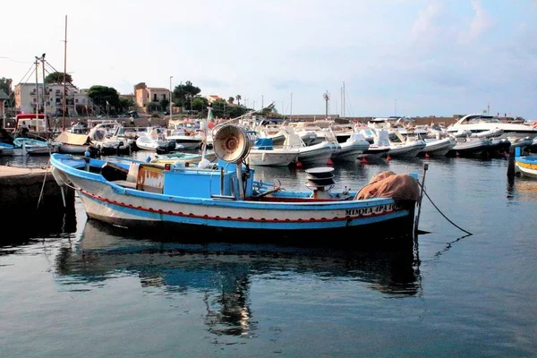 シチリア島のかわいい漁船 イタリア — ストック写真