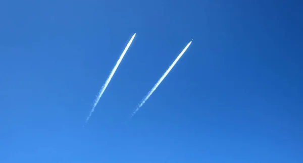 飛行中の飛行機の痕跡 — ストック写真