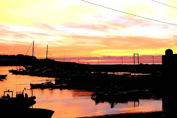 Stämningsfulla Bilden Fiskebåtar Vid Solnedgången Hamn — Stockfoto