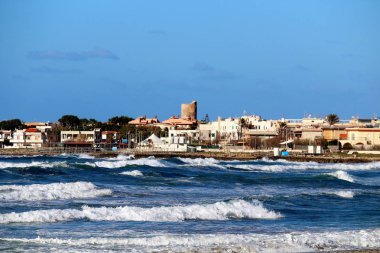 Çok dalgalı bir deniz ile Sicilya tipik bir sahil köyüpanoramik görünümü