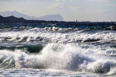 arka planda Promontory ile Sicilya 'da kaba deniz uyandırıcı görüntü