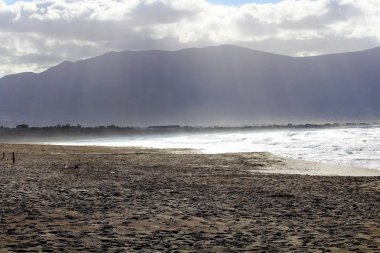 arka planda Promontory ile Sicilya 'da kaba deniz uyandırıcı görüntü