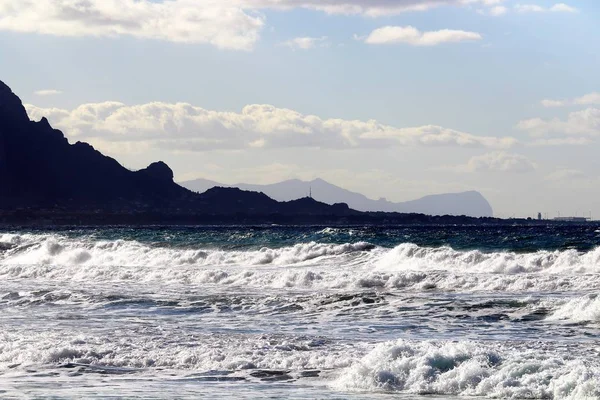 Υποβλητική Εικόνα Της Άγρια Θάλασσας Στη Σικελία Ακρωτήρι Στο Παρασκήνιο — Φωτογραφία Αρχείου