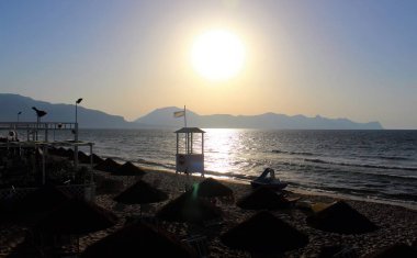 arka planda bir promontory ile Sicilya sahilde bir kurtarma kulesi müstehcen görüntü
