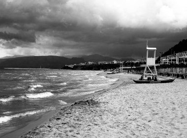 Sicilya deniziarka kaba denizler ve bulutlar ile kötü hava