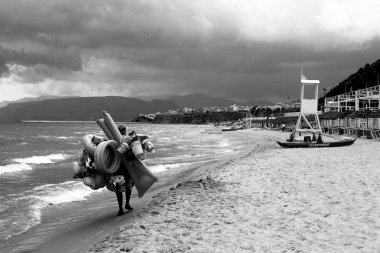 kötü hava ve bir plaj ekipmanları satıcı ile bir plaj dramatik görüntü