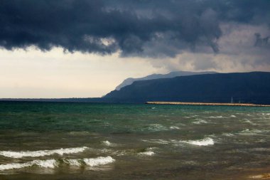 Sicilya deniziarka kaba denizler ve bulutlar ile kötü hava
