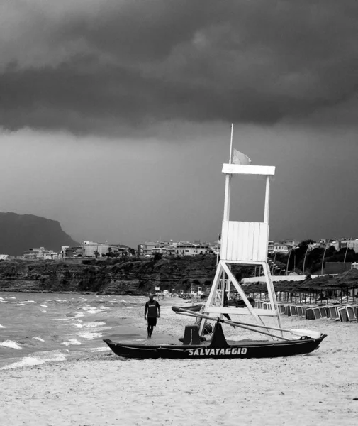 Suggestiva Immagine Una Torre Salvataggio Sulla Spiaggia Siciliana Con Promontorio — Foto Stock