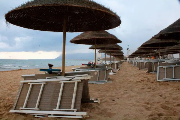 Sugestywny Wizerunek Parasoli Plażowych Sycylii Cypla Tle — Zdjęcie stockowe