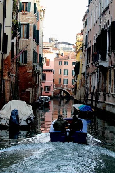 베네치아 이탈리아 2018년 12월 28일 베니스 운하와 전형적인 베네치아 곤돌라 — 스톡 사진