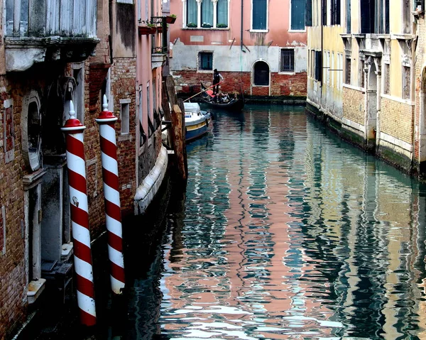 Venezia Italia Grudnia 2018 Kanał Wenecki Typowymi Weneckimi Gondolą — Zdjęcie stockowe