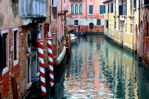 베네치아 이탈리아 2018년 12월 28일 베니스 운하와 전형적인 베네치아 곤돌라 — 스톡 사진