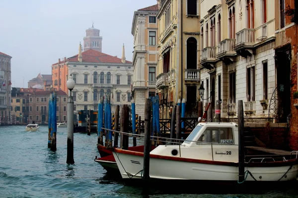 Venezia Itália Dezembro 2018 Canal Veneza Com Gôndolas Típicas Venezianas — Fotografia de Stock