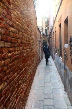 Venedik, İtalya, 28 Aralık 2018 Venedik'in dar sokaklarında yürüyor