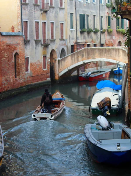 Венеция Италия Декабря 2018 Года Венецианский Канал Типичными Венецианскими Гондолами — стоковое фото