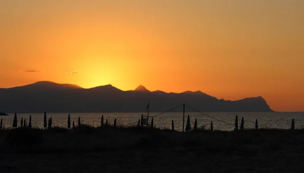 Arka Planda Promontory Ile Deniz Üzerinde Gün Batımı Çağrıştıran Immagine — Stok fotoğraf