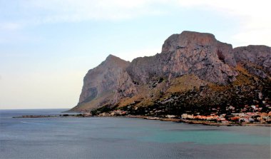 Sicilya, İtalya arka planda balıkçı köyü ile gün batımında deniz kıyısında çağrıştıran görüntü