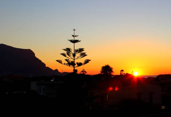 Stimmungsvolles Bild Des Sonnenuntergangs Mit Silhouette Des Vorgebirges Hintergrund Und — Stockfoto