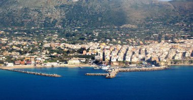 Sicilya, İtalya'da gün batımında denizde sahil çağrıştıran görüntü