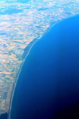 Bir uçaktan görülen İtalyan deniz kıyısında bir streç çağrıştıran görüntü