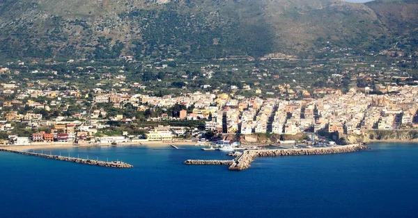 Sicilya, İtalya'da gün batımında denizde sahil çağrıştıran görüntü