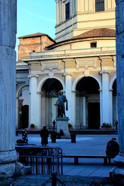 Evocadora Imagen Basílica San Lorenzo Estatua Del Emperador Constantino Milán —  Fotos de Stock