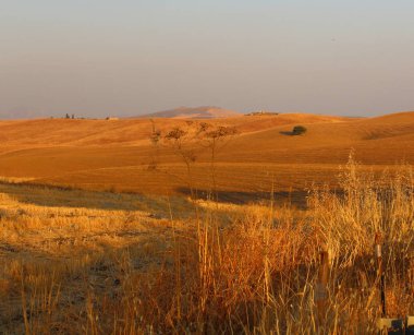 kurak Sicilya kırsalında ekili alanların çağrıştıran görüntü