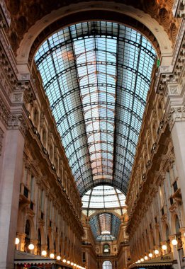 Milano, İtalya - 18 Haziran 2017 Galleria Vittorio Emanuele'nin çağrıştıran görüntüsü, özellikle