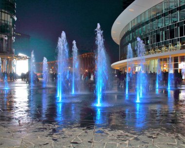 Milano, İtalya - 27 Kasım 2016 Porta Nuova bölgesindeki Piazza Gae Aulenti ve Corsocomo'daki yeni binaların gece görüntüsü