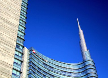 Milano, İtalya - 27 Kasım 2016 Porta Nuova bölgesindeki Piazza Gae Aulenti ve Corsocomo'daki Unicredit Tower gökdeleninin çağrıştıran görüntüsü