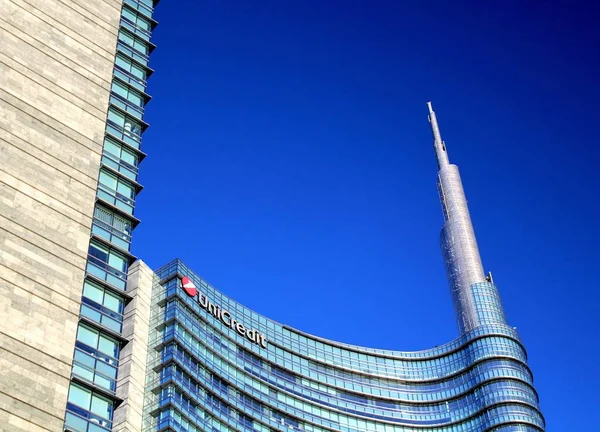 Milano, İtalya - 27 Kasım 2016 Porta Nuova bölgesindeki Piazza Gae Aulenti ve Corsocomo'daki Unicredit Tower gökdeleninin çağrıştıran görüntüsü