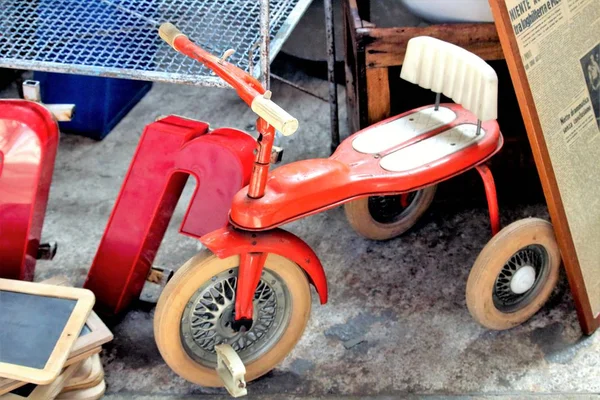 Воспоминательное Изображение Старинного Винтажного Трехколесного Велосипеда Винтажном Рынке — стоковое фото