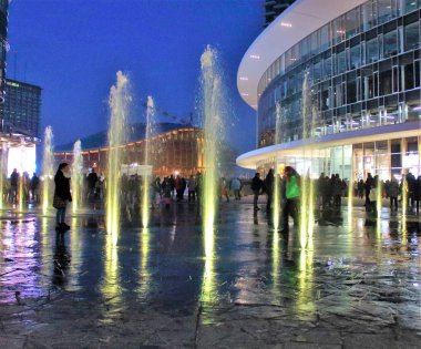 Milano, İtalya - 27 Kasım 2016 Porta Nuova bölgesindeki Piazza Gae Aulenti ve Corsocomo'daki yeni binaların gece görüntüsü