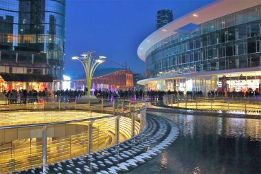 27 Kasım 2016 Porta Nuova semtindeki Aporta Garibaldi bölgesi Gae Aulenti meydanının özel görüntüsünü çağrıştıran.